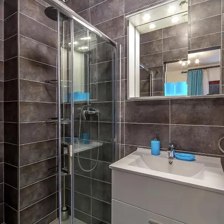 Modern In With Balcony Pula