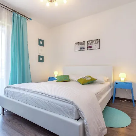 Modern In With Balcony Apartment