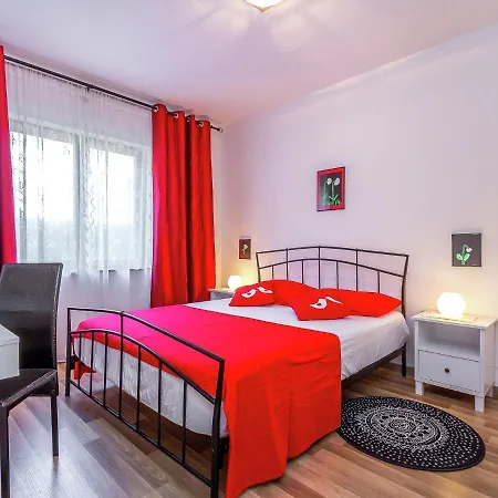 Modern In With Balcony Apartment *
