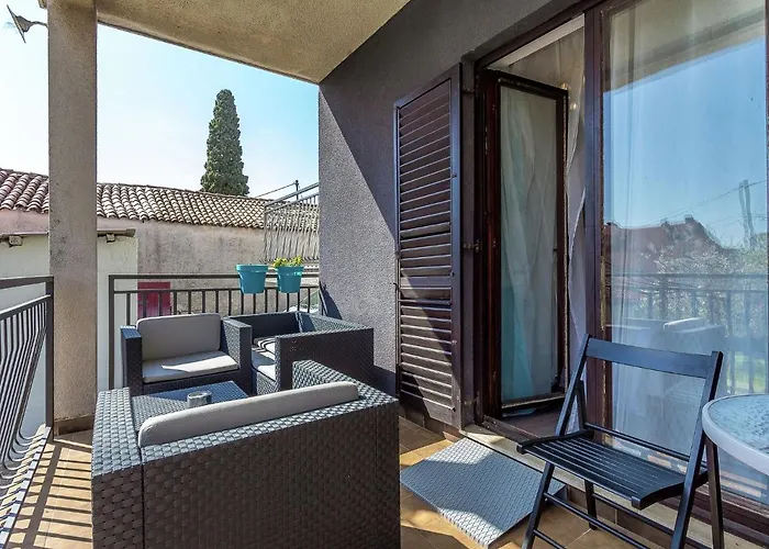 In Near Center 아파트 풀라